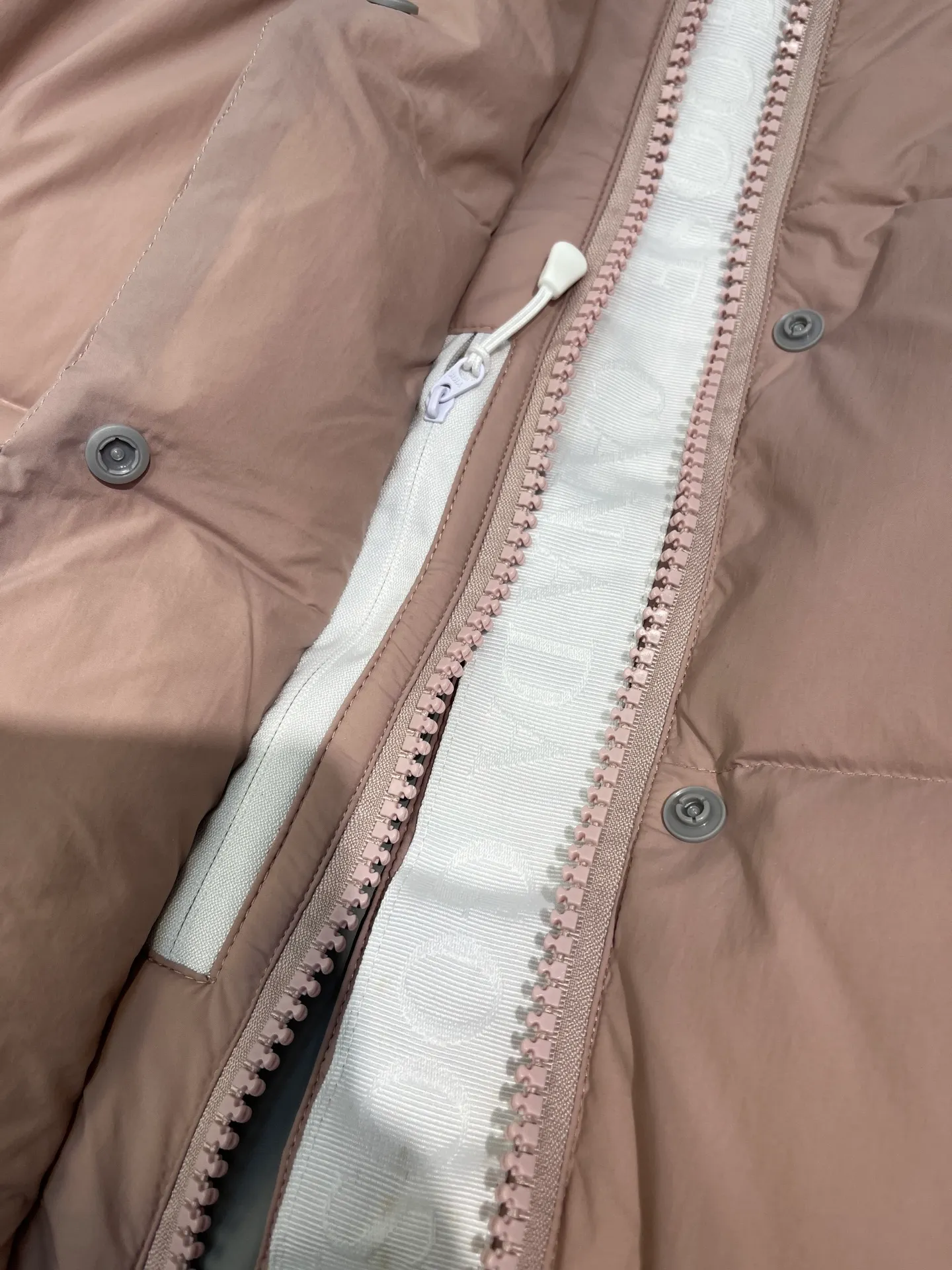 P740 Big Goose Capsule White Label Down Canada Goos* Canada Goose's new limited white label bread jacket, the same style for men and women, filled with 625 fill power white goose down, and the fabric has a satin feel. Suitable for wearing in spring and autumn in various cities, this model has a stand-up collar design, classic and versatile, and has good thermal insulation effect! Fabric + Features: ✅Fabric: 85% polyester, 15% cotton, windproof and waterproof ✅Lining: 100% polyester, windproof and waterproof ✅Filling: 80% pure white duck down, 20% pure white feathers ✅Fillness: 625 ✅Care instructions: Dry cleaning ✅Zipper: Genuine YKK two-way entrance zipper ✅TEI Temperature Feeling Index 1: Lightweight minus 5 degrees to 5 degrees Technology: ✅The fabric is made of CORDURA polyamide fabric, which is a new functional fabric and a leading technological product. The durability is 2 times higher than ordinary nylon fabric. Wear resistance, strong tear resistance, good hand feel and good color. ✅The liner is filled with imported 625 fill power 90 white duck down, the liner is reinforced with anti-runaway velvet liner, and the fly on the front center fly is designed with snap buttons to prevent ventilation and rain. Whether it is hiking, urban walking or polar exploration, this model can help you find the Cana that suits your body, activities and lifestyle. Color: pink, blue, black, white Size: xs-l